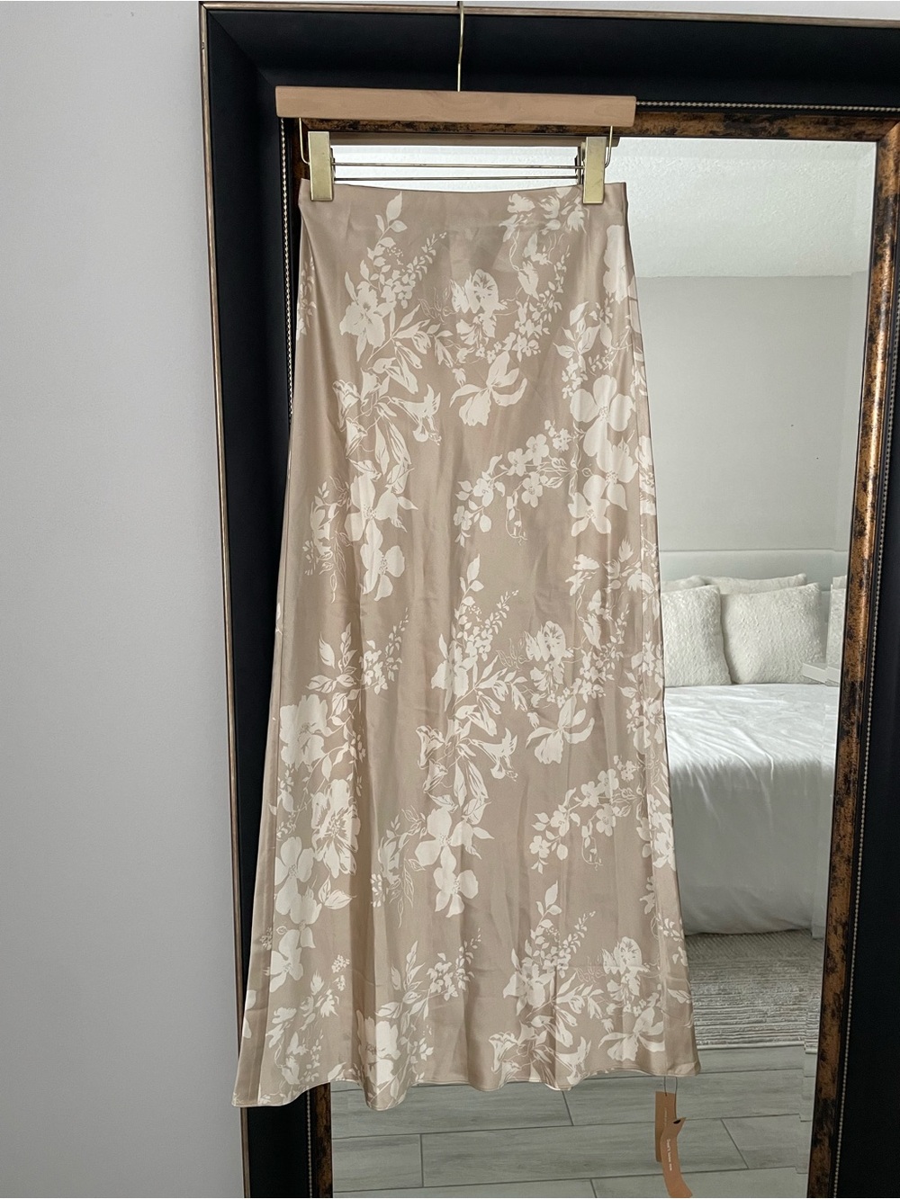 Reformation Beba Champagne Silk Satin Floral Top & Midi Skirt Set Size 4 NWT - Picture 7 of 8